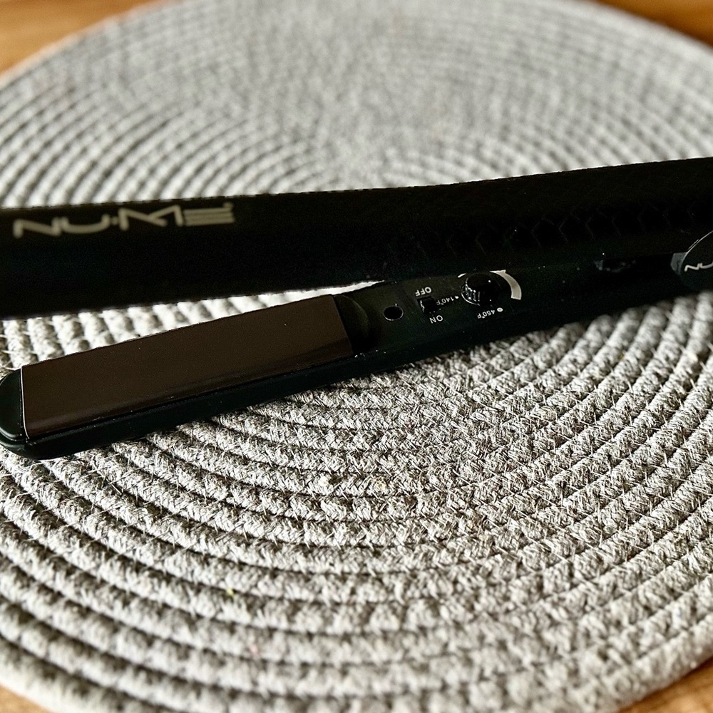 NuMe Midnight Black Styling Iron